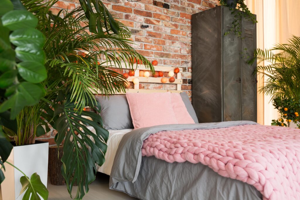 dormitorio con plantas